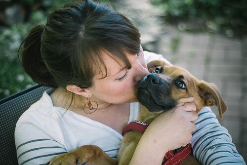 köpeğini öpen kadın