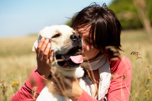 köpeğe sarılan kadın