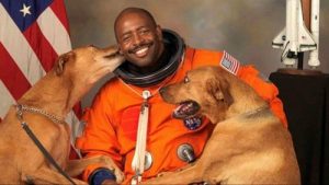 Köpekleriyle Fotoğraf Çektirmek İsteyen Astronot