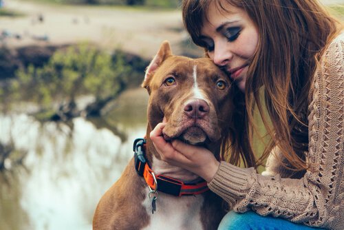 köpeğine sarılan kadın