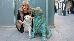 Terk Edilmiş Köpekler İçin Dikilen Heykel