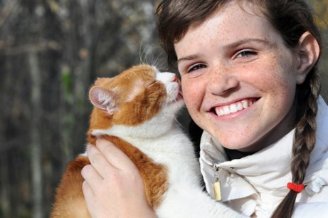 kızın yüzünü yalayan kedi