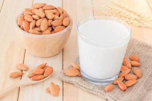 bir bardak badem sütü ve bademler