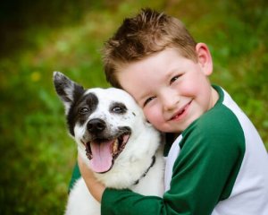 köpek ve çocuk gülüyor