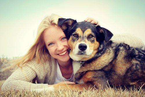 köpeğiyle mutlu kadın