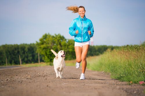köpeğiyle koşan kadın
