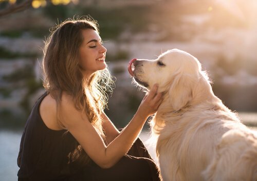 köpeğini seven kadın