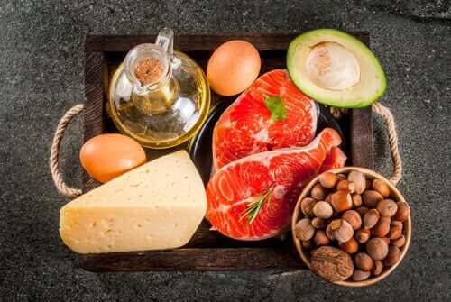 tabak içerisinde çeşitli yiyecekler