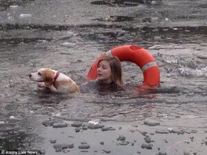Köpeği Kurtarmak İçin Donmuş Göle Atlayan Kız