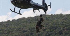 Yasa dışı avcılık ve helikopterden inen köpek