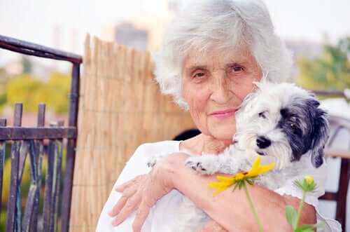 Yaşlı bir kadın ve köpeği.
