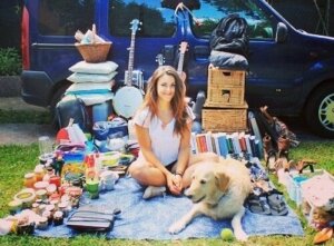 Karavanını Köpeğiyle Beraber Gezmek İçin Düzenleyen Kadın