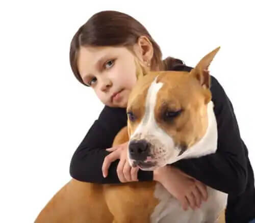 köpeğe sarılann kız çocuğu