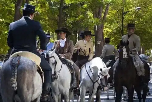 ata binen şık giyimli insanlar